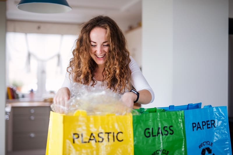 Family PC Store - Es hora de organizar todas esas bolsas plásticas que  tenemos en la cocina. Recicla y dales un nuevo uso a las fundas de plástico  con este sencillo y